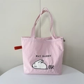 Dettaglio della borsa tote in tela rosa con ricamo May Rabbit e chiusura a coulisse - Coniglio Rosa