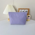 Détail de la trousse cosmétique en nylon lilas clair avec texture imperméable fine - Violet