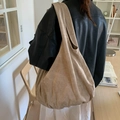 Grande borsa shopper beige in pelle scamosciata da donna dal design minimalista e morbido - Cachi