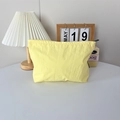 Détail du tissu en nylon imperméable jaune pâle et de la fermeture éclair noire - Jaune
