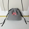 Dettaglio del sacchetto in tessuto pied de poule con fiocco decorativo a quadri rossi - Fiocco Rosso a Quadri