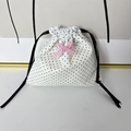 Dettaglio della custodia per gioielli a pois con fiocco rosa e coulisse in raso nero - Fiocco Rosa a Pois