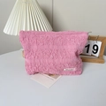 Dettaglio della borsa cosmetica rosa con trama a pieghe e etichetta May Rabbit in stile INS - Rosa