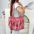 Détail du sac cabas à carreaux roses avec fermeture plissée et étiquette tissée - Carreaux Rose Bonbon