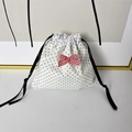 Dettaglio del sacchetto bianco a pois con un fiocco a quadretti rossi decorativo - Fiocco Rosso a Pois