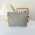 Detailaufnahme der salbeigrünen Kosmetiktasche aus Nylon mit gewebtem Etikett - Dunkelgrün