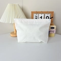 Détail de la trousse de maquillage blanche en nylon imperméable avec fermeture éclair - Blanc