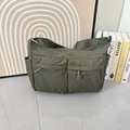 Dettaglio della borsa a tracolla in nylon verde militare con tasche multiple in interni - Verde Militare