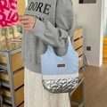 Dettaglio della borsa trapuntata a cuore con tessuto azzurro e contrasto metallico argento - Patchwork Cuore Blu e Argento