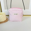 Detaillierte Nahaufnahme der rosa Waffelstoff Mini-Aufbewahrungstasche mit Reißverschluss - Hellrosa