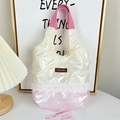 Dettaglio della trama trapuntata con fiocchi e pizzo bianco sulla borsa a mano - Patchwork Fiocco Beige e Rosa