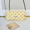 Dettaglio della borsa per trucco in seersucker giallo con ricamo di fiori rossi e zip - Astuccio per matite floreale giallo