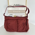 Vue détaillée de la sacoche en nylon rouge foncé avec plusieurs poches extérieures - Bordeaux