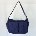 Sac bandoulière en nylon bleu marine avec plusieurs poches et bandoulière réglable - Bleu clair