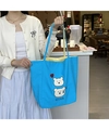 Dettaglio della borsa tote in tela blu con stampa orso e fodera a quadretti - Orso Sudato (Blu Scuro)