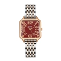 Détail d'une montre carrée avec cadran rouge foncé et bracelet en métal doré - Rouge