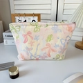 Détail de la trousse de maquillage en toile avec nœuds et étiquette tissée - Trousse à maquillage avec nœud coloré