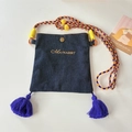 Dettaglio borsa a tracolla in denim con frange viola e tracolla intrecciata - Mini Borsa a Tracolla in Denim Blu Scuro