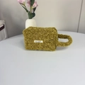 Detail van pluchen handtas in mosterdgroen met zachte textuur en May Rabbit wevelabel - Mosterdgeel