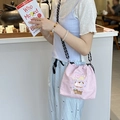 Detail der rosa Nylon-Beuteltasche mit Tierstickereien und gewebtem Schultergurt - Katze & Hund (Rosa)