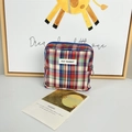 Detailansicht der karierten Kosmetiktasche mit May Rabbit Label und blauem Reißverschluss - Streifen Karo Kleiner Quadratischer Beutel