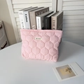 Detaillierte Makroansicht der rosa gesteppten Kosmetiktasche mit MAY RABBIT Label - Gesteppter Flaschenkürbis (Rosa)
