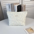 Gros plan sur la trousse de maquillage blanche matelassée avec logo MAY RABBIT - Coton Matelassé Floral Blanc