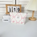 Vue détaillée de la trousse à maquillage en coton matelassé avec motif rose et zip - Ruban Rose Rose