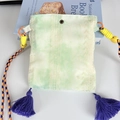 Dettaglio del ricamo floreale su tessuto tie-dye verde con nappe viola vivaci - Mini Borsa a Tracolla Verde