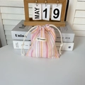 Détail de la pochette à rayures multicolores avec cordon en coton blanc et étiquette en tissu - Rayures Rose & Orange