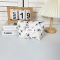 Vue détaillée de la texture du tissu floral matelassé avec des motifs élégants - Fleur d'encre