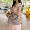 Dettaglio della borsa tote in velluto a coste floreale blu per outfit casual da vacanza - Velluto a Coste Rosa Blu