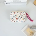 Dettaglio pochette trapuntata in cotone a fiori con cerniera ed etichetta del marchio - Fiore di Primavera