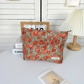 Detail der Cord-Kosmetiktasche mit Vintage-Blumenmuster, Reißverschluss und Label - Cord Braune Rose
