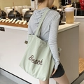 Dettaglio della borsa tote in nylon verde menta con stampa Beach e chiusura a coulisse - Beach Verde Fagiolo