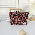 Blumige Cord-Kulturtasche auf weißem Tisch mit gemütlicher Wohndekoration - Cord Schwarze Rose