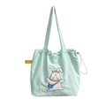 Dettaglio della borsa tote verde menta con ricamo a coniglio 3D e chiusura a coulisse - Coniglio (Verde)