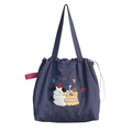 Borsa tote in nylon blu navy con coulisse e ricamo a spugna di cagnolino bianco - Torta per Cani (Blu Notte)