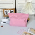 Dettaglio della borsa cosmetica rosa a quadretti impermeabile con cerniera e marchio - Rosa