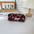 Detailansicht des geblümten Cord-Federmäppchens mit rosa Rosen und schwarzem Stoff - Cord Schwarze Rose