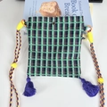 Dettaglio della borsa a tracolla scozzese con nappe viola e tracolla in corda intrecciata - Mini Borsa a Tracolla a Quadri Verde Smeraldo