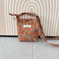 Détail du sac bandoulière en velours côtelé vintage avec imprimé rose et étiquette coréenne - Velours Côtelé Rose Marron