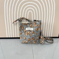 Détail du sac à bandoulière en velours bleu à fleurs avec bandoulière nouée réglable - Velours Côtelé Rose Bleue