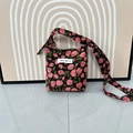 Détail du sac à bandoulière en velours côtelé fleuri avec imprimés roses et nœud réglable - Velours Côtelé Rose Noire