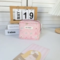 Gros plan sur le mini sac rose matelassé avec des motifs de lapins et fraises - Ours Dessert Sur Fond Rose