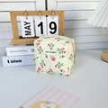 Détail de la trousse à maquillage matelassée avec imprimé fraise et logo MAY RABBIT - Jaune Fleuri