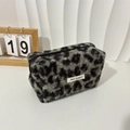 Nahaufnahme der Kosmetiktasche aus Wolle mit Leopardenmuster und MAY RABBIT-Label - Grau Leopard