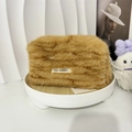 Nahaufnahme der flauschigen Plüsch-Kosmetiktasche mit Leopardenmuster und Webetikett - Plüsch Tigerdruck