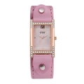 Vista de detalle del reloj cuadrado de oro rosa con bisel de cristal y correa de cuero rosa - Rosa
