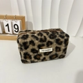 Nahaufnahme der Kosmetiktasche mit Leopardenmuster, weichem Wollstoff und braunem Reißverschluss - Brauner Leopardenprint